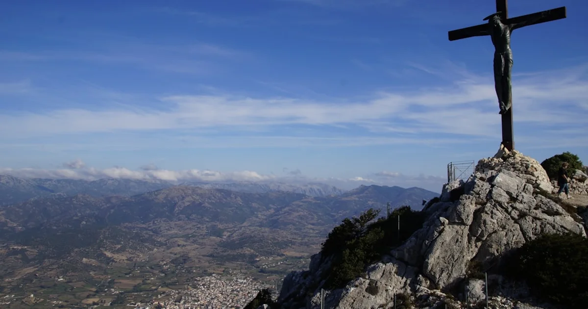 La Cima Silenciosa: Lo que nadie te dice sobre la soledad al alcanzar el éxito